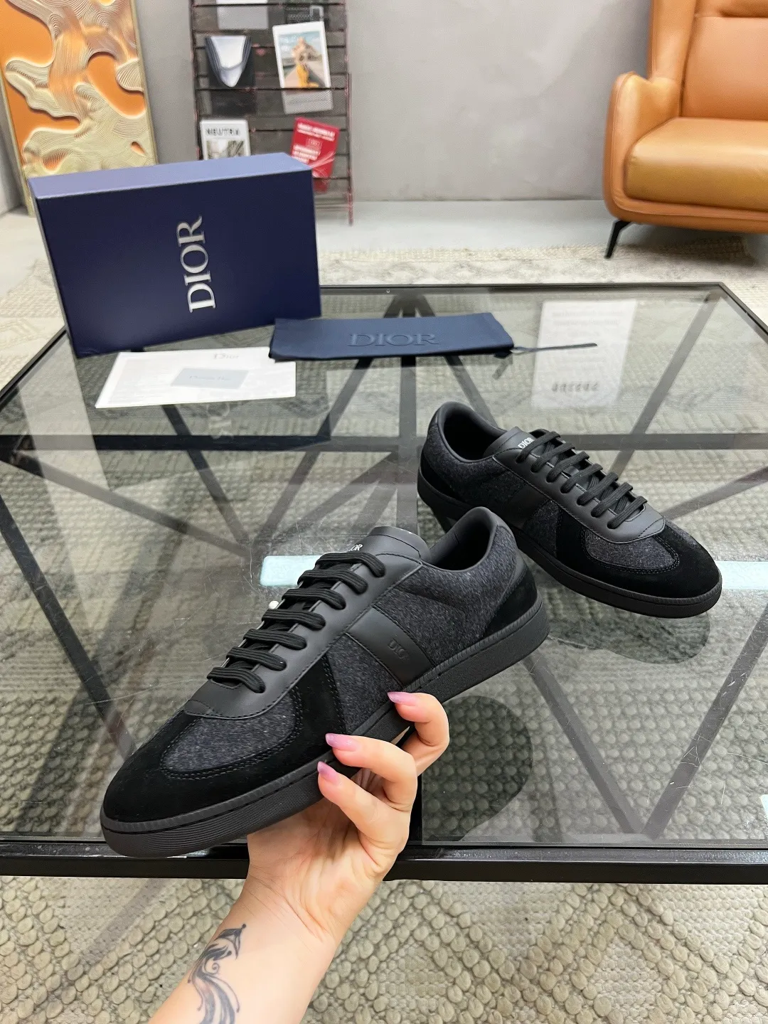 Factory price: 420💰🔍Top purchasing agent🇮🇹 Dior's super popular sneakers are available at the new counter simultaneously. The uppers are made from Italian original imported cowhide with cloth fabrics. The logo graphics are perfectly reproduced with complex craftsmanship that is necessary for fashionistas. Imported soft water-dyed cow lining and cowhide feet Sole: The original sole is specially provided by the original factory, the exclusive movable molded sole is super comfortable, the original factory follows the order, 🔍🔍high quality, you can enter and exit the counter at will, welcome to compare, the code number is 39-44 (order 38 45)